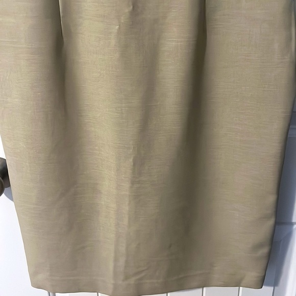 A dress - Picture 4 of 7